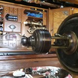 Lampa de gaz din alama, cu colonete si grup statuar