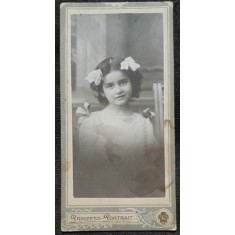 Fotografie pe carton, fetita cu fundite, inceput de secol XX