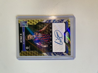 I am selling a Neymar Jr card, the card is a hologram and is one of a kind. foto