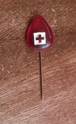 QW9 N7 51 - insigna - tematica medicala - crucea rosie - donator foto