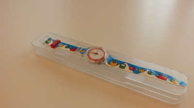 Ceas de mana pentru copii Swatch. foto
