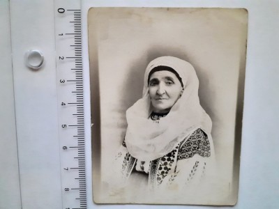 Fotografie cu doamnă &amp;icirc;n v&amp;acirc;rstă &amp;icirc;n costum popular foto