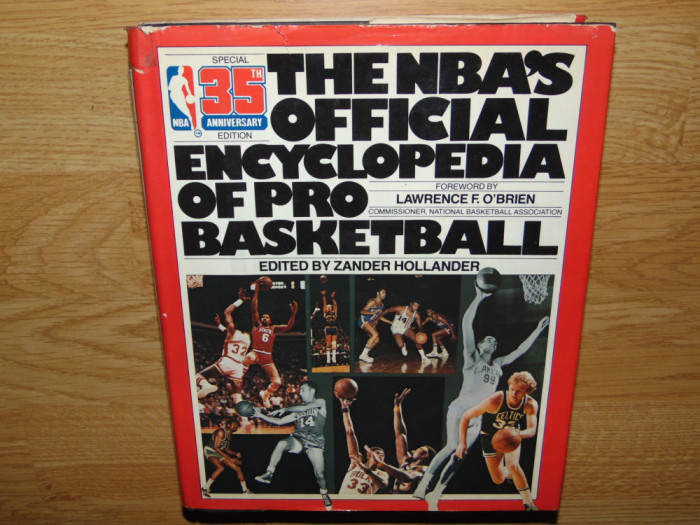 THE NBA&#039;S OFFICIAL ENCYCLOPEDIA OF PRO BASKETBALL -ZANDER HOLLANDER ANUL 1981