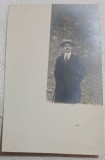 Fotografie tip Carte postala, Barbat cu palarie si baston, perioada interbelica