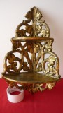 ETAJERA VECHE DE COLT LEMN SCULPTAT SI AURIT