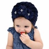Caciulita bleumarin tip turban din catifea cu flori aplicate (Marime