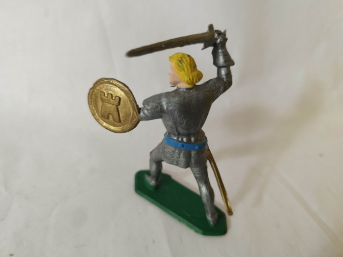 bnk jc Starlux - soldat medieval cu sabie si scut