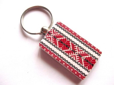 breloc pe lemn cu motiv traditional 43045 foto