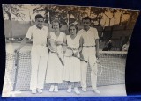 DOUA ECHIPE DE DUBLU - MIXT , POZAND LANGA FILEU , PE TERNUL DE TENIS , FOTOGRAFIE MONOCROMA, CU OCAZIA CEFERIADEI 1940 , MARGINEA DIN STANGA PREZINTA