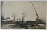 MILITARI DIN ARMATA AUSTRO- UNGARA IN TIMPUL PRIMULUI RAZBOI MONDIAL , LANGA O FANTANA CU CUMPANA , CARTE POSTALA , PERIOADA PRIMULUI RAZBOI MONDIAL