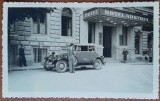 Fotografie, Geo Litarczek, parintele radiologiei romanesti in masina Chevrolet, in fata hotelului Austria, 1934