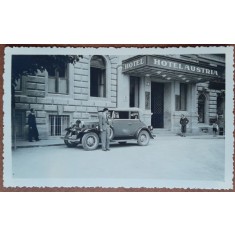 Fotografie, Geo Litarczek, parintele radiologiei romanesti in masina Chevrolet, in fata hotelului Austria, 1934
