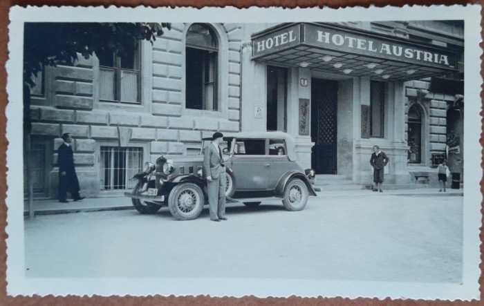 Fotografie, Geo Litarczek, parintele radiologiei romanesti in masina Chevrolet, in fata hotelului Austria, 1934
