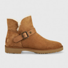 UGG cizme din piele intoarsa W Romely Short Buckle femei, culoarea maro, cu toc plat, izolat