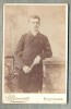 AB FOTO CABINET 149 -BARBAT IN TINUTA DE EPOCA - ,,MAUCOURT" BRUXELLES