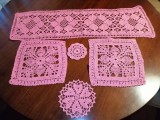 Set 5 piese mileuri roz crosetate manual decor mobila centru de masa traversa mileu