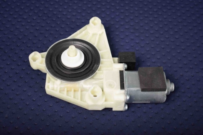Motor macara geam ușă st&acirc;nga spate VW PASSAT Variant B8 3G5 2015 OEM: 5Q4959802D 2317371
