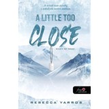 A Little Too Close - Kicsit t&uacute;l k&ouml;zel - A Madigan-hegy 2. - Rebecca Yarros