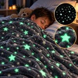 Patura fosforescenta 150x200 cm, stelute glow in the dark, moale si confortabila
