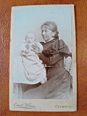 Fotografie pe carton, mama si copil, perioada interbelica foto