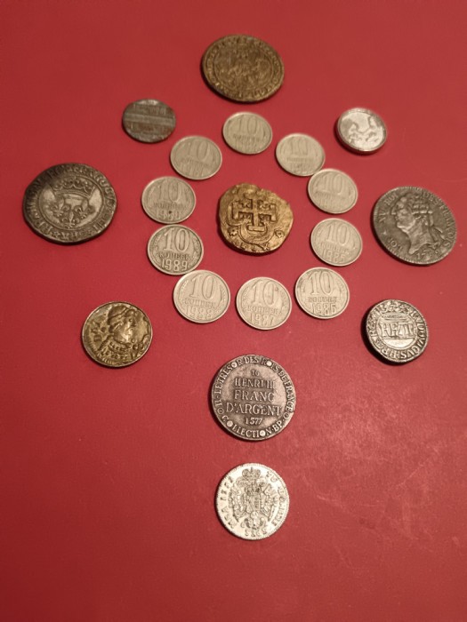 Lot 10 jetoane + lot 10 monede (diferite) [poze]. Discount conform descriere [10 - 20 %. Vezi descrierea.].