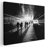 Tablou canvas tunel subteran oameni trecand, alb, negru 1195 Tablou canvas pe panza CU RAMA 80x120 cm