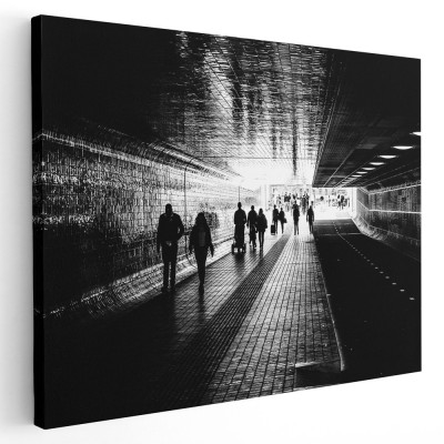 Tablou canvas tunel subteran oameni trecand, alb, negru 1195 Tablou canvas pe panza CU RAMA 50x70 cm foto
