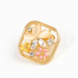 Brosa aurie martisor cu flori multicolore