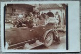 Grup in automobil de epoca, taran roman langa troita in fundal// foto