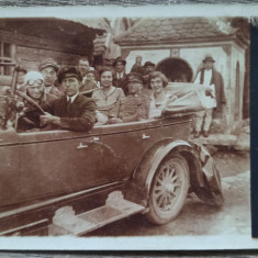 Grup in automobil de epoca, taran roman langa troita in fundal// foto