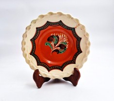 farfurie decorativa ceramica Ungaria KANTOR KARCAG diametru 22 cm motive florale lut ars glazurat anii &#039;70 semnata