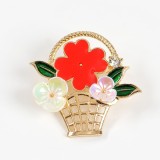 Brosa martisor cos cu flori