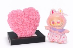 Cadou Labubu si Inima din Trandafiri 15x15cm cu Flori de Spuma, in Cutie Transparenta 15cm - roz foto