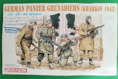Kit GERMAN PANZER GRENADIERS (KHARKOV 1943) - DRAGON Cod 6059 Scara 1/35 DIORAMA MACHETA FIGURINE ASAMBLARE HOBBY WWII SOLDAȚI GERMANI AMERICANI RUȘI