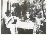 P2195N Inginer Theodor Bartlemanov cu familia, la un ceai, cu samovar, anii 1930