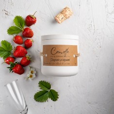 Lumanare parfumata handmade din ceara naturala de soia 100%, aroma Sampanie si capsuni, Recipient ceramic, 150 g