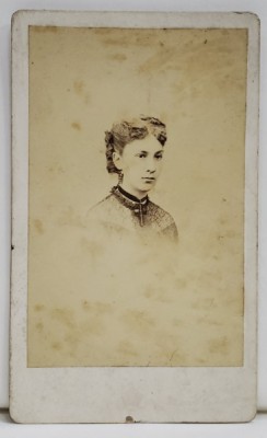 FOTOGRAF LE JEUNE , PORTRET DE FATA , FOTOGRAFIE TIP C.D.V. , SFARSITUL SEC. XIX foto