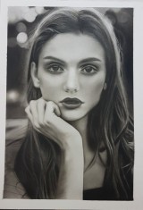 Portret de tanara femeie foto