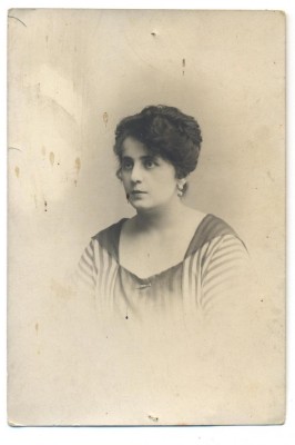 AD 1481 C.P.VECHE- DOAMNA IN TINUTA DE EPOCA -PUTIN PATATA foto