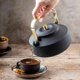 Ceainic din fonta cu strecuratoare, interior emailat, 1l, negru cu elemente aurii, Kinghoff