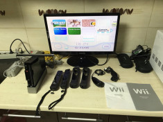 CONSOLA NINTENDO WII + 4 MANETE 2 MOTION CONTROLERE +2 JOCURI +CARD ACCESORII foto