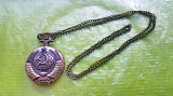 G120-Ceas buzunar basorelief stema URSS quartz functional cu lant stare F. buna.