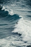 Tablou Canvas Surfer &icirc;n mijlocul valurilor mării, Aventură și Natură, 26 x 39 cm, CMCLASS