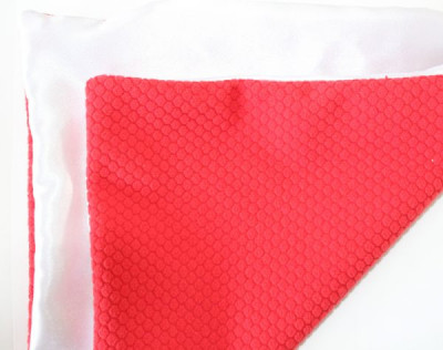 Perna personalizata alba cu rosu hexagon foto