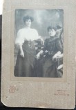 Fotografie pe carton, doua femei, sfarsit de secol XIX