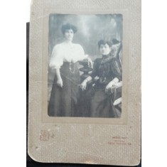Fotografie pe carton, doua femei, sfarsit de secol XIX