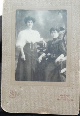 Fotografie pe carton, doua femei, sfarsit de secol XIX foto