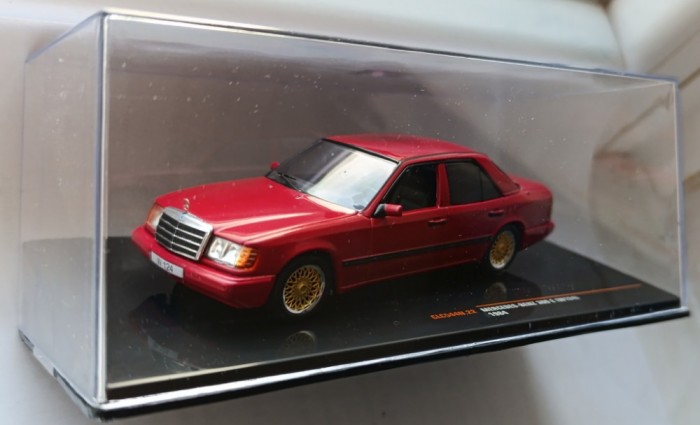 Macheta Mercedes Benz 300 E (W124) 1984 rosu - IXO 1/43