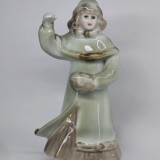 Bibelou portelan romanesc vechi, vintage - Fata imbracata de iarna