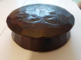 # Cutie caseta de lemn sculptata vintage, veche, incrustata cu flori de munte, 15cm diametru x 5cm inaltime